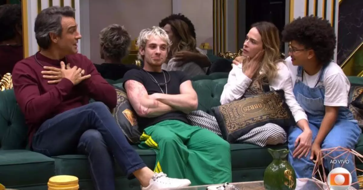 Tadeu Schmidt abraça finalistas do BBB 26