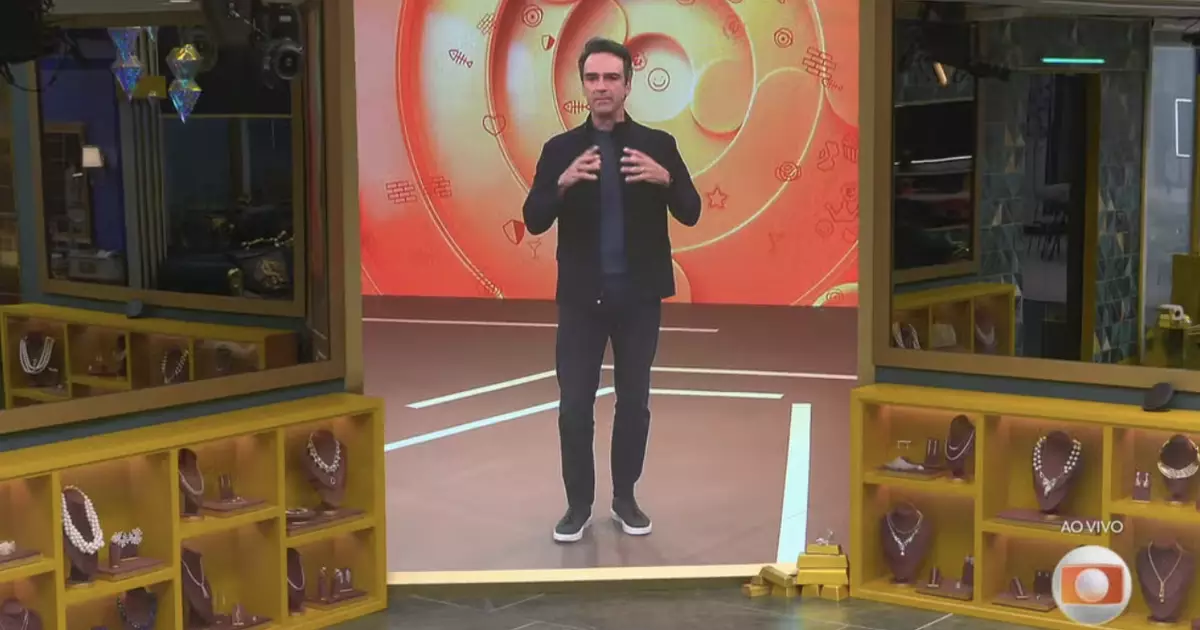 Tadeu Schmidt emocionado durante homenagem no BBB26