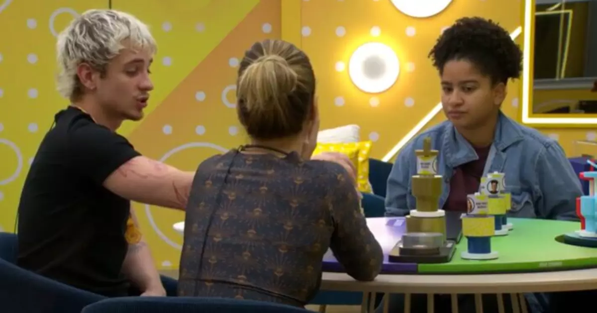 Participantes conversam na madrugada do BBB26