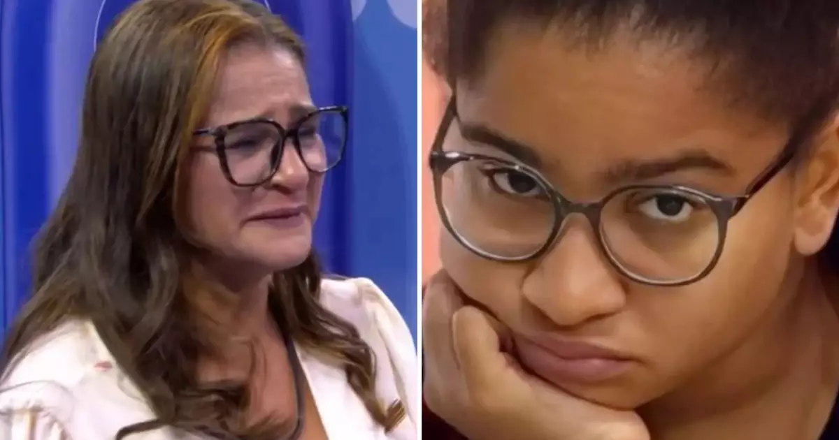 Milena tocando a mãe Neide durante Prova do Anjo