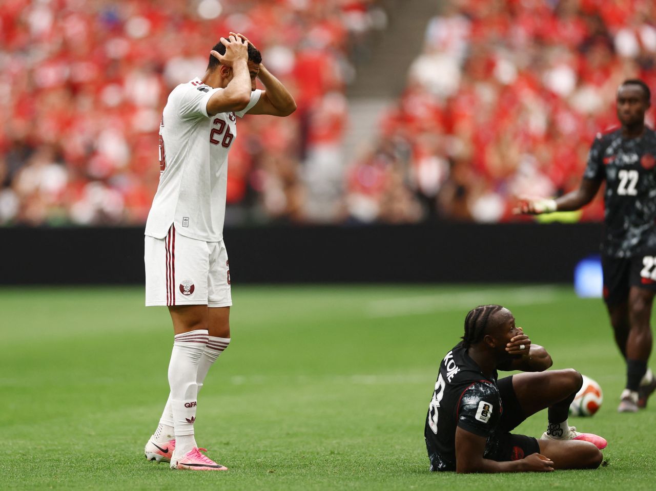 Ismaël Koné caído sendo atendido no gramado