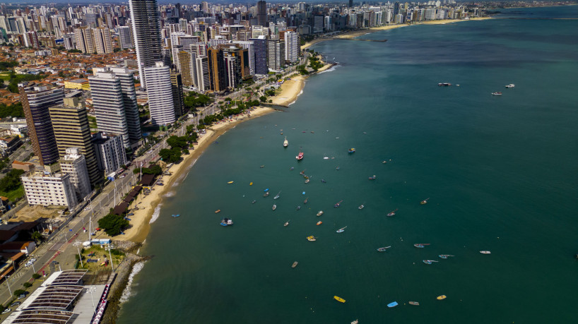 Avenida Beira-Mar de Fortaleza com prédios e calçadão à beira-mar