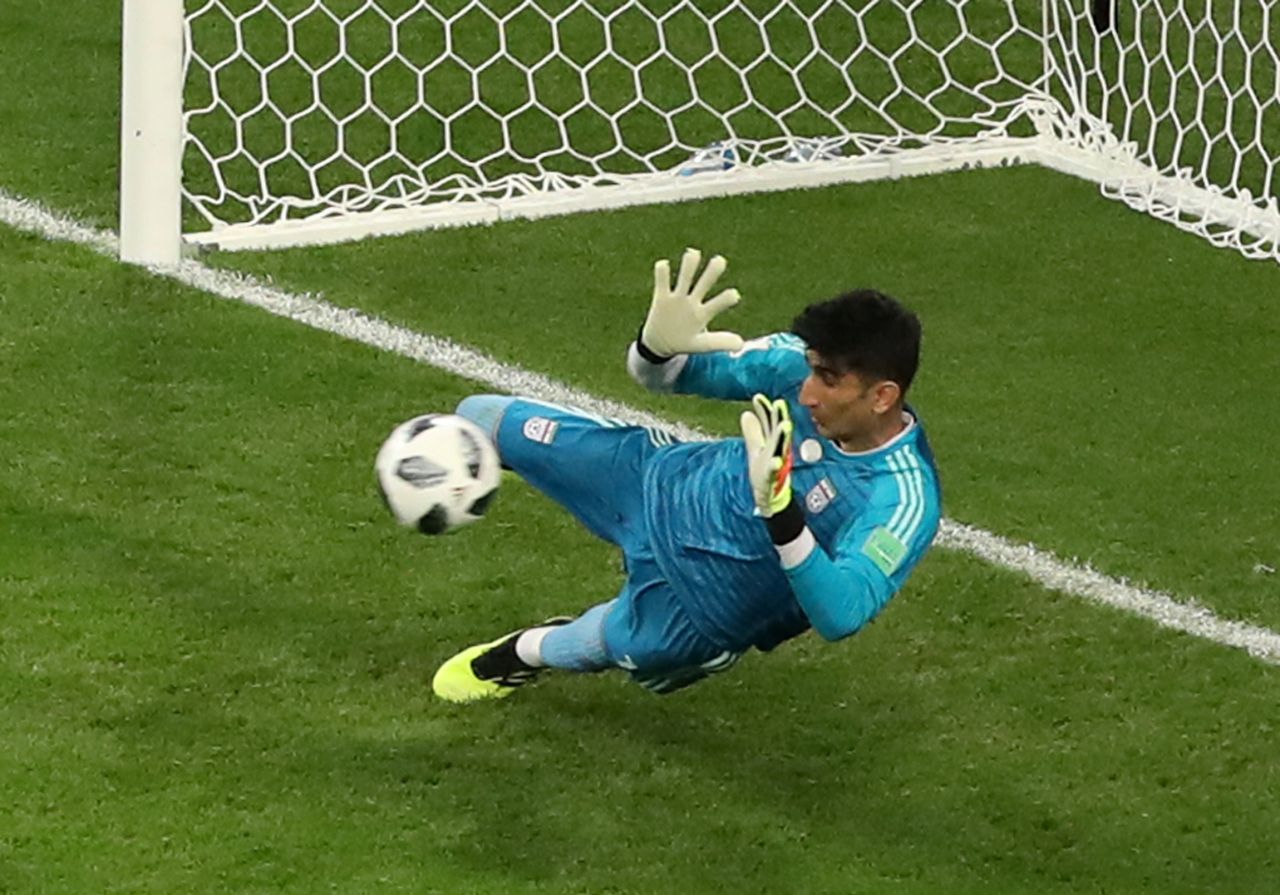 Alireza Beiranvand defendendo chute durante Bélgica x Irã