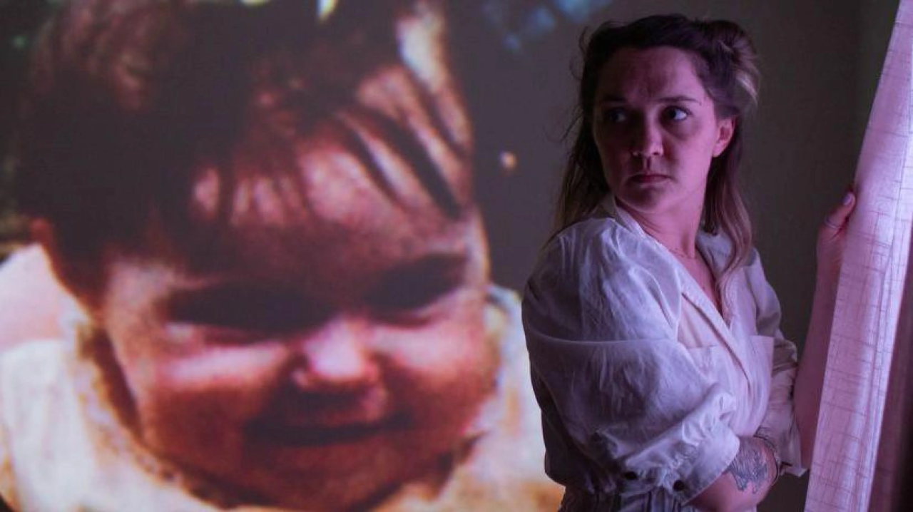 Amanda Mustard com câmera durante investigação