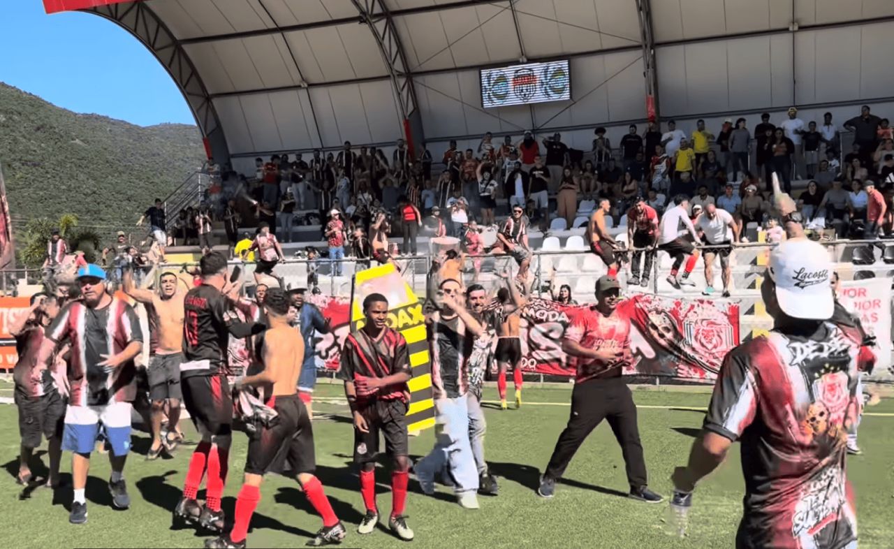 Jogadores do Bela Vista comemorando o título da Copa Diamantão em Extrema, Minas Gerais