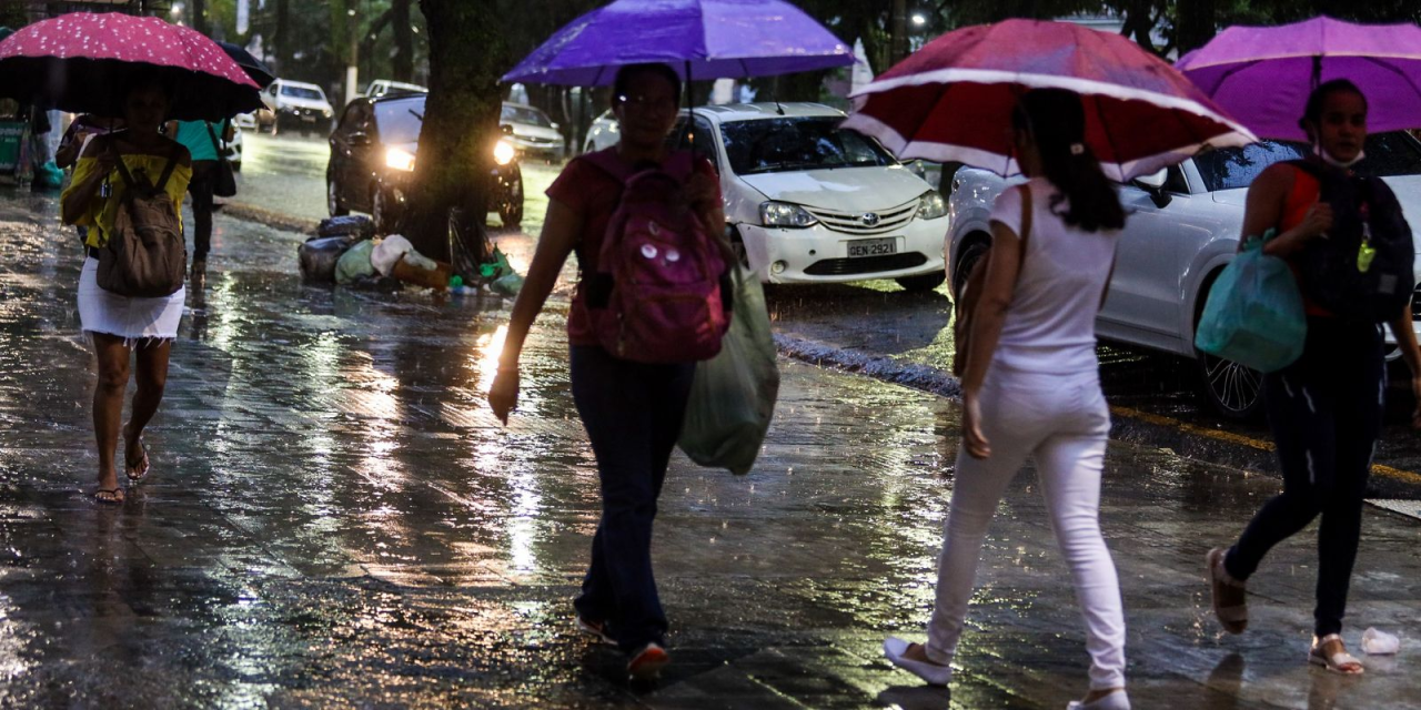 Rua alagada em Belém após chuva intensa
