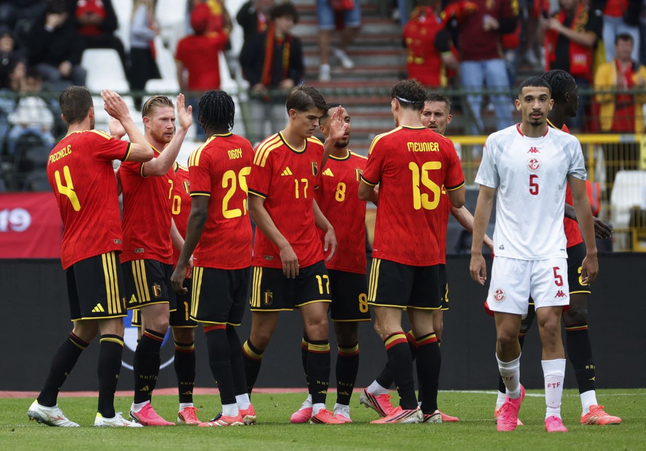Seleção da Bélgica comemorando gol contra a Tunísia