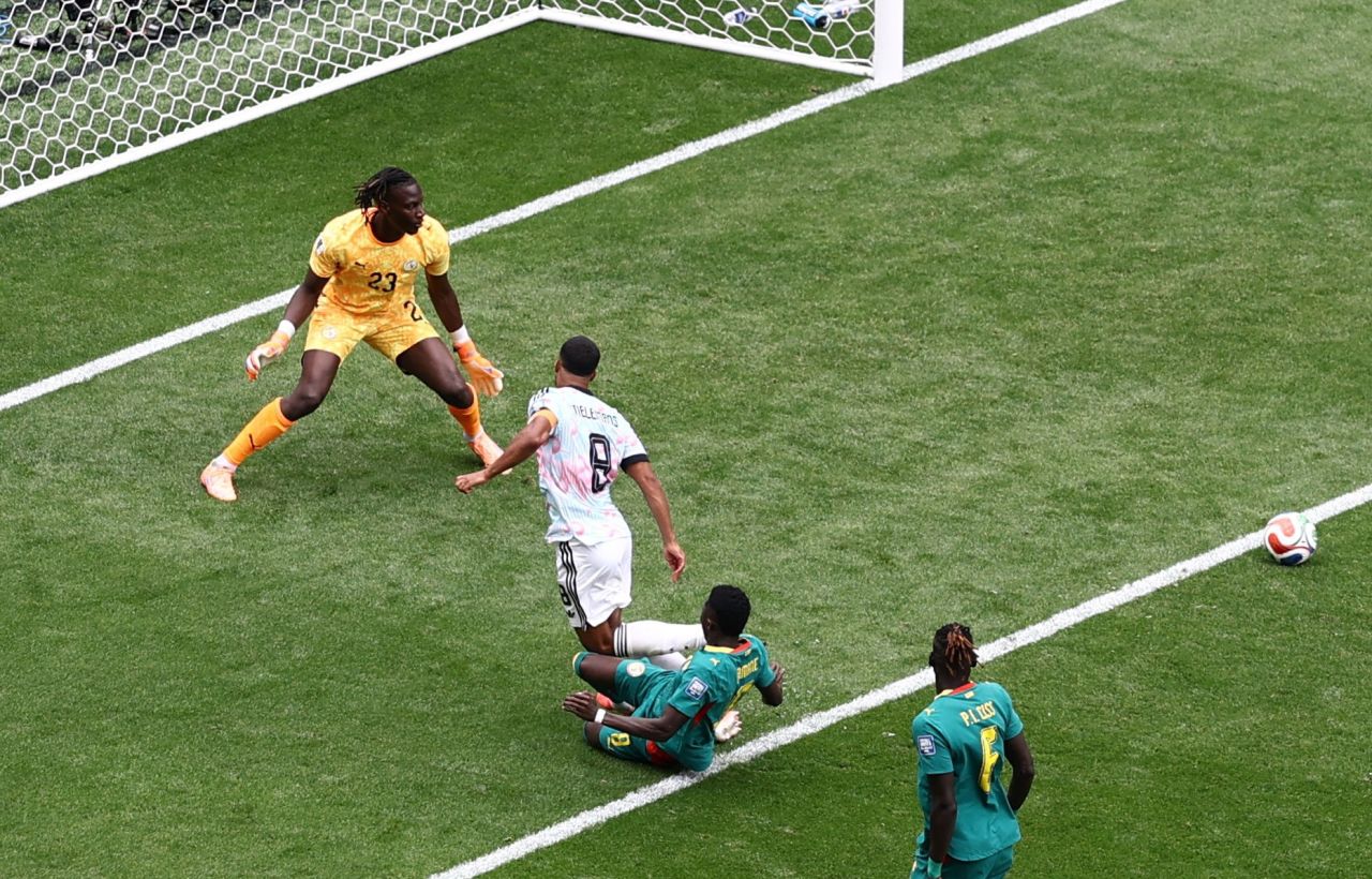 Jogadores da Bélgica e Senegal disputam lance na área durante a partida em Seattle