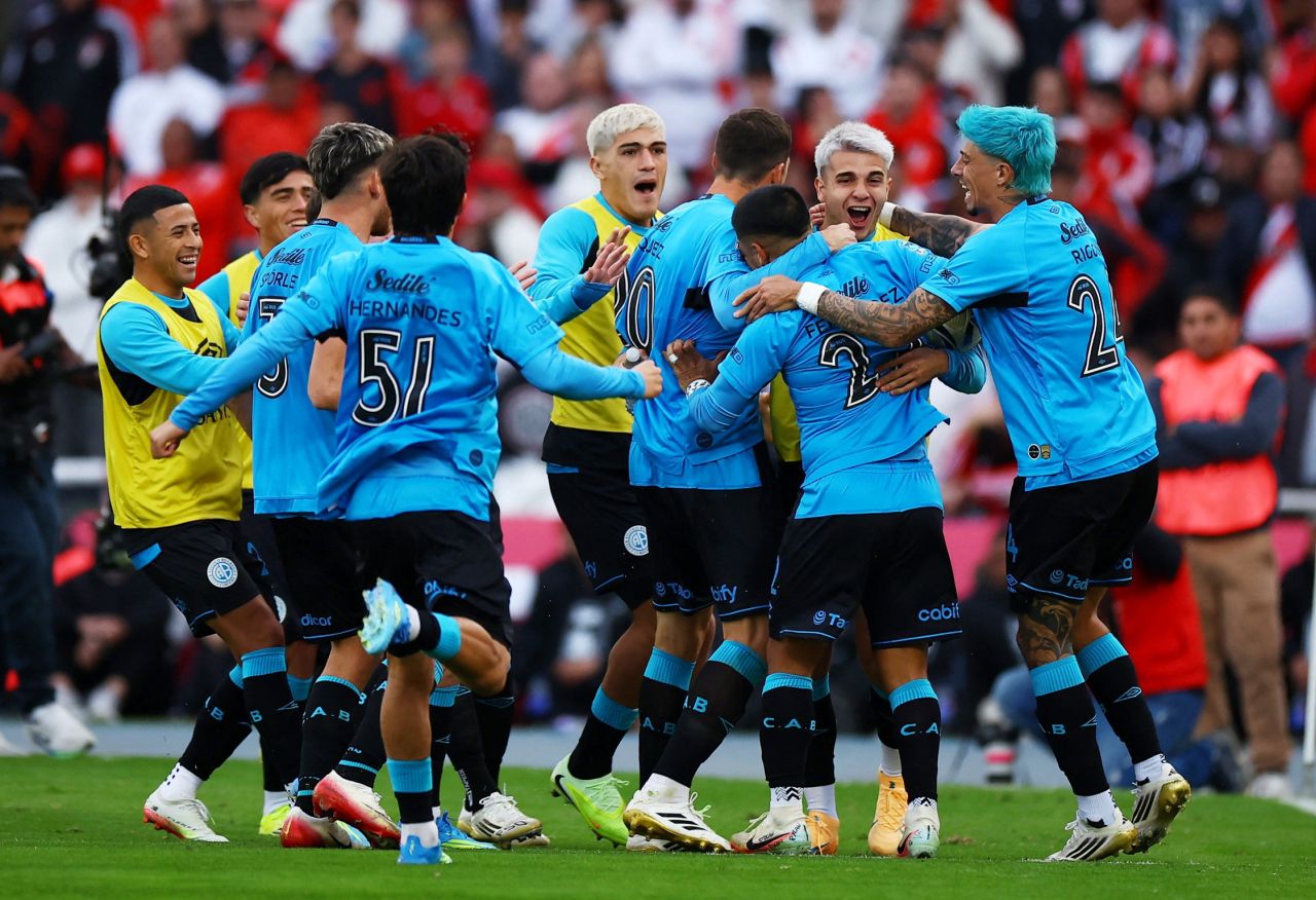 Jogadores do Belgrano comemoram o título no Estádio Mario Kempes