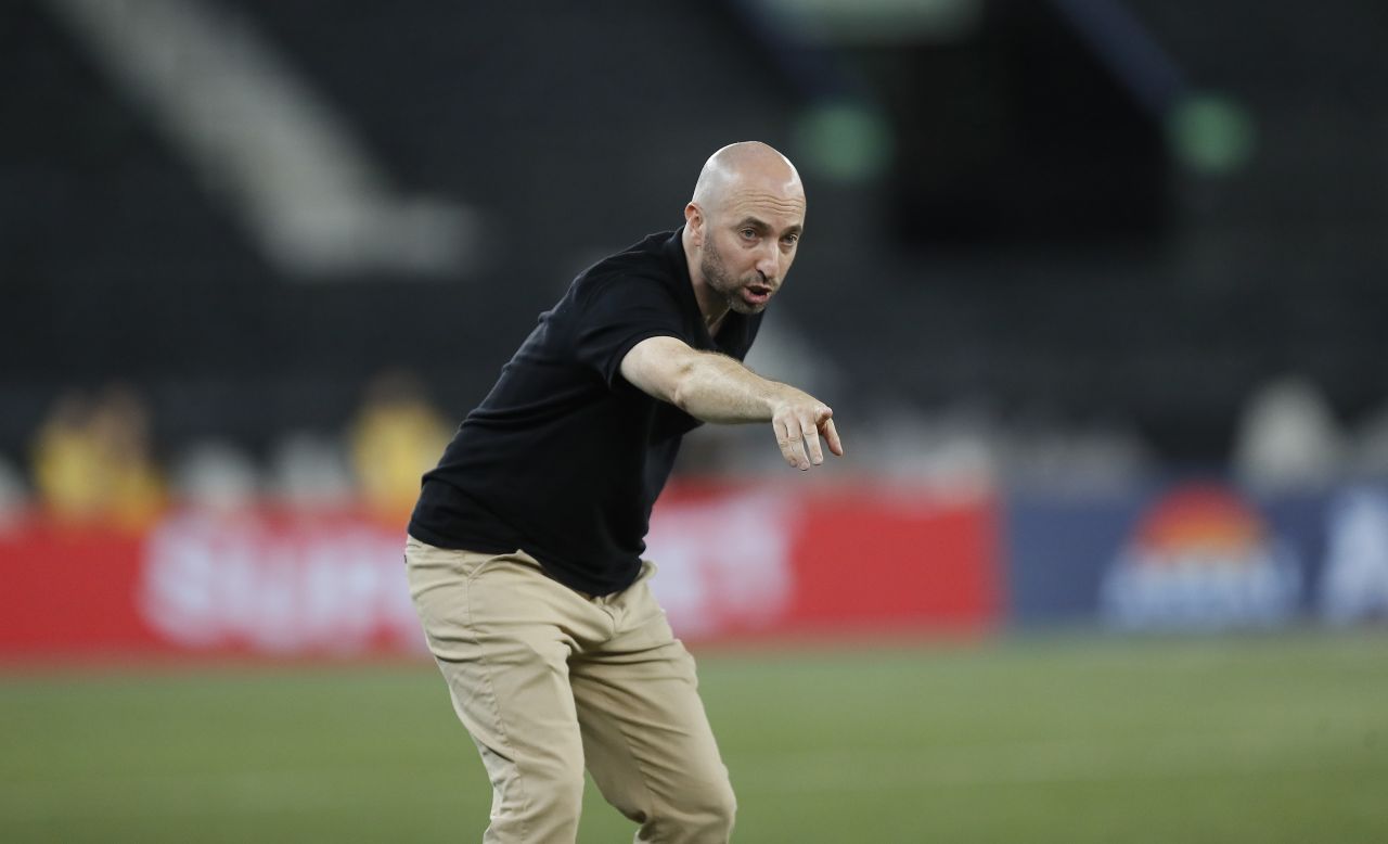 Técnico Bellão concede entrevista após empate do Botafogo