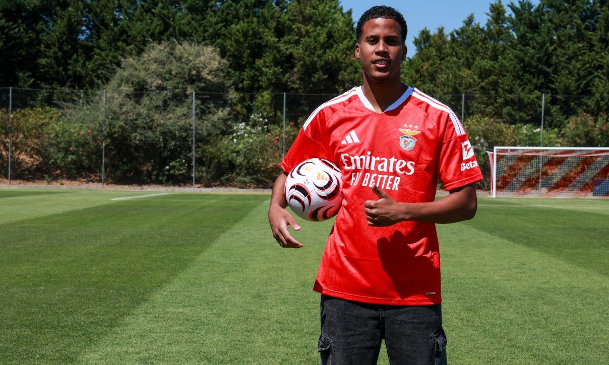 Alan Santos com a camisa do Benfica durante treino