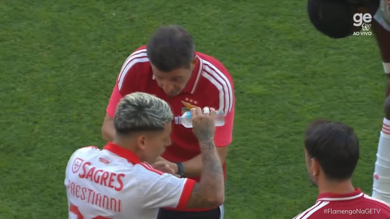 Técnicos em discussão no banco durante amistoso Benfica x Flamengo