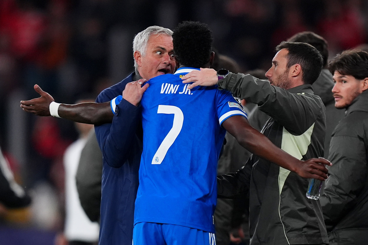 José Mourinho observa campo durante jogo entre Benfica e Real Madrid