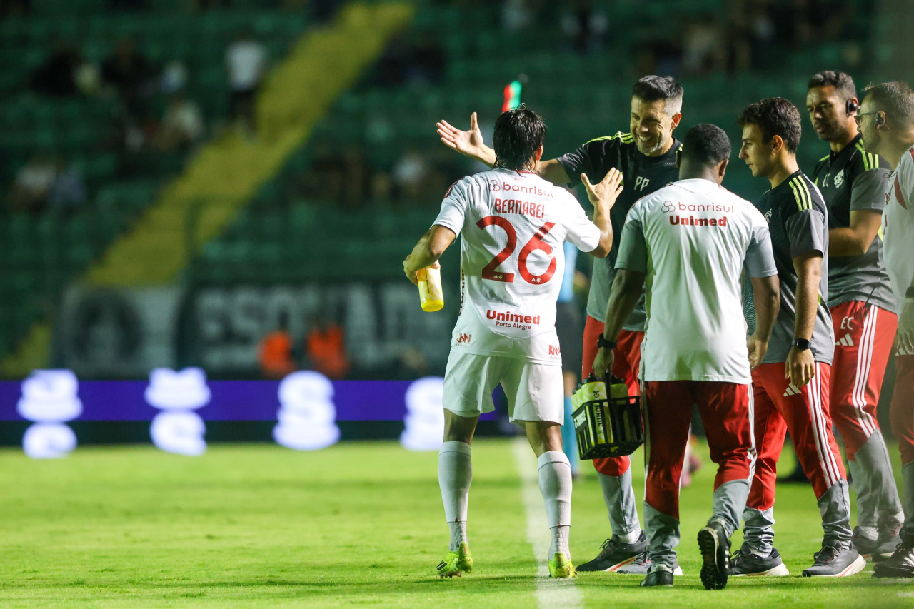 Bernabei comemorando o gol pelo Internacional