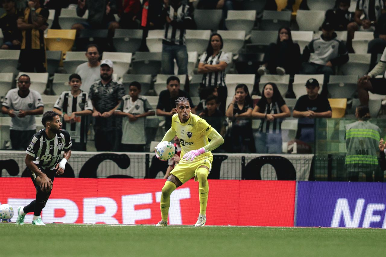 Bernard comemora gol pelo Atlético-MG contra Bragantino