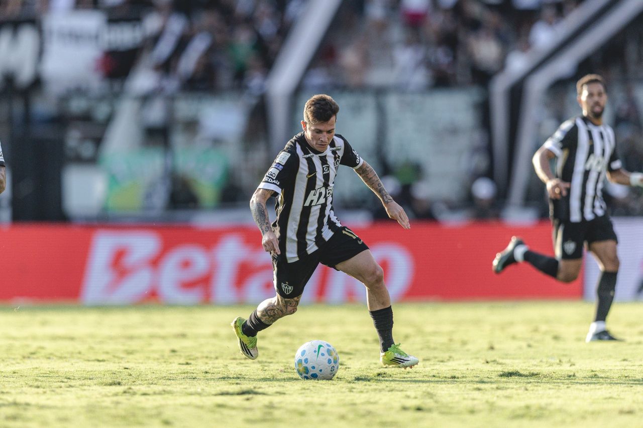 Bernard comemorando gol pelo Atlético-MG
