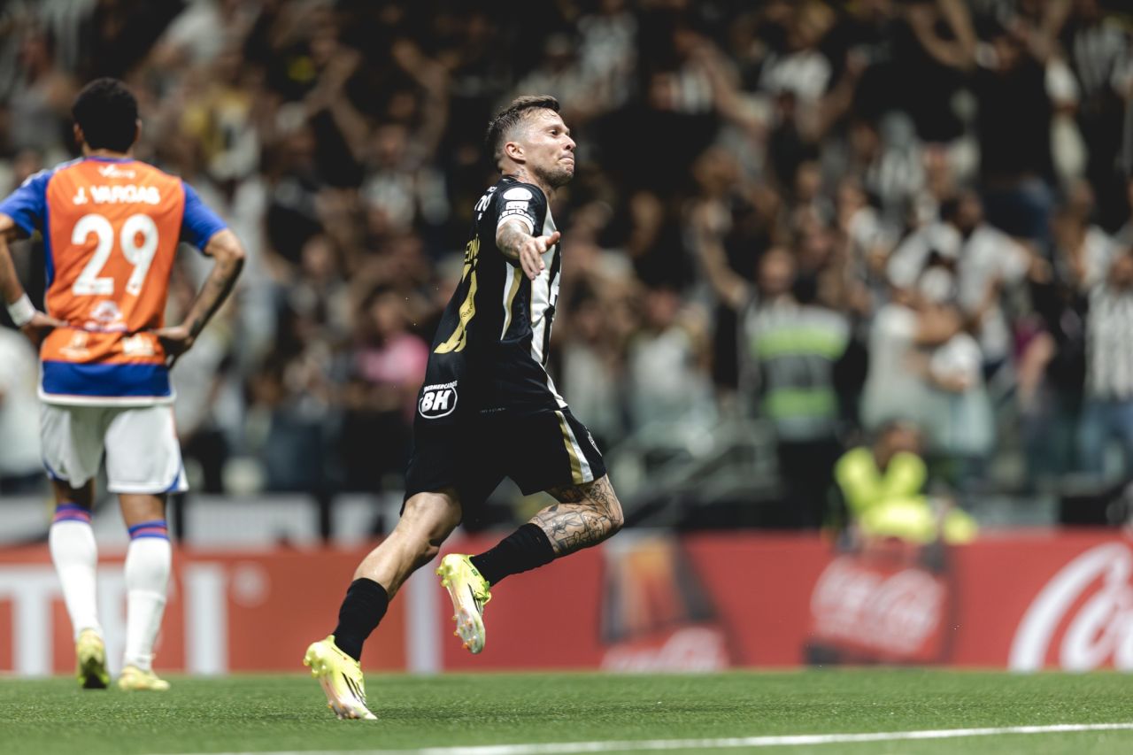 Bernard comemorando gol pelo Atlético-MG na Arena MRV
