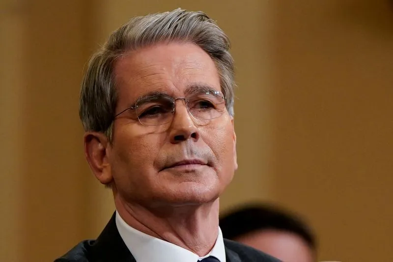 Secretário do Tesouro Scott Bessent falando com repórteres