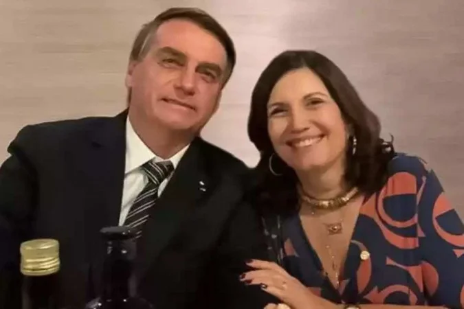 Apoiadores em sala de cinema na pré-estreia do documentário sobre Jair Bolsonaro