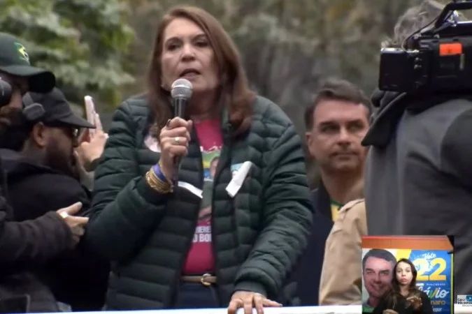 Bia Kicis discursando na Avenida Paulista