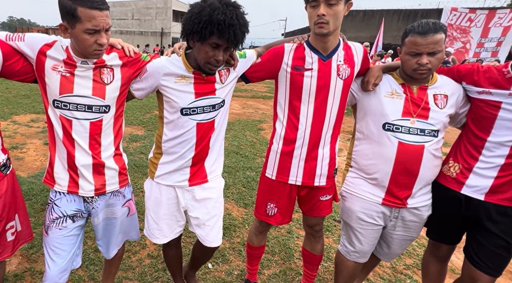 Jogadores da Bica comemorando o título da Copa Sem Terra