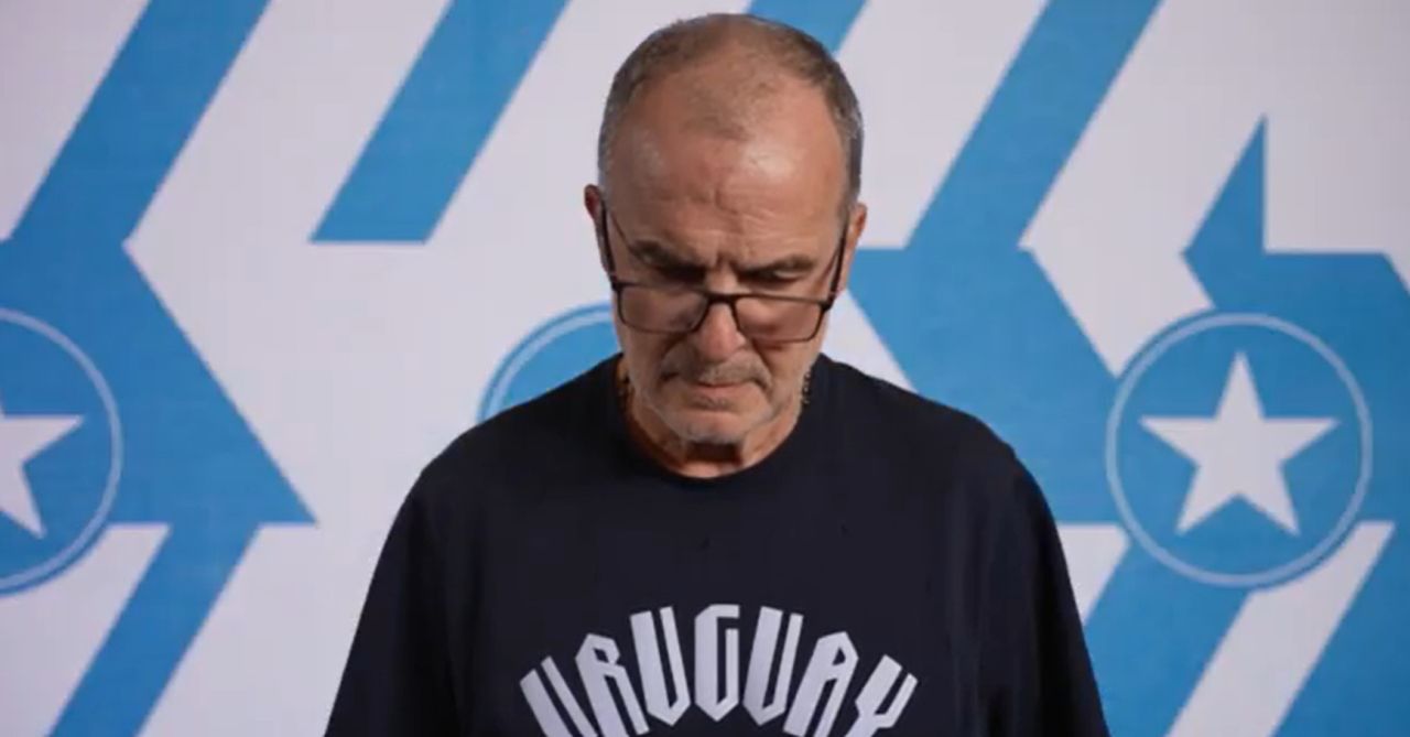 Marcelo Bielsa olhando para baixo em material oficial da Fifa