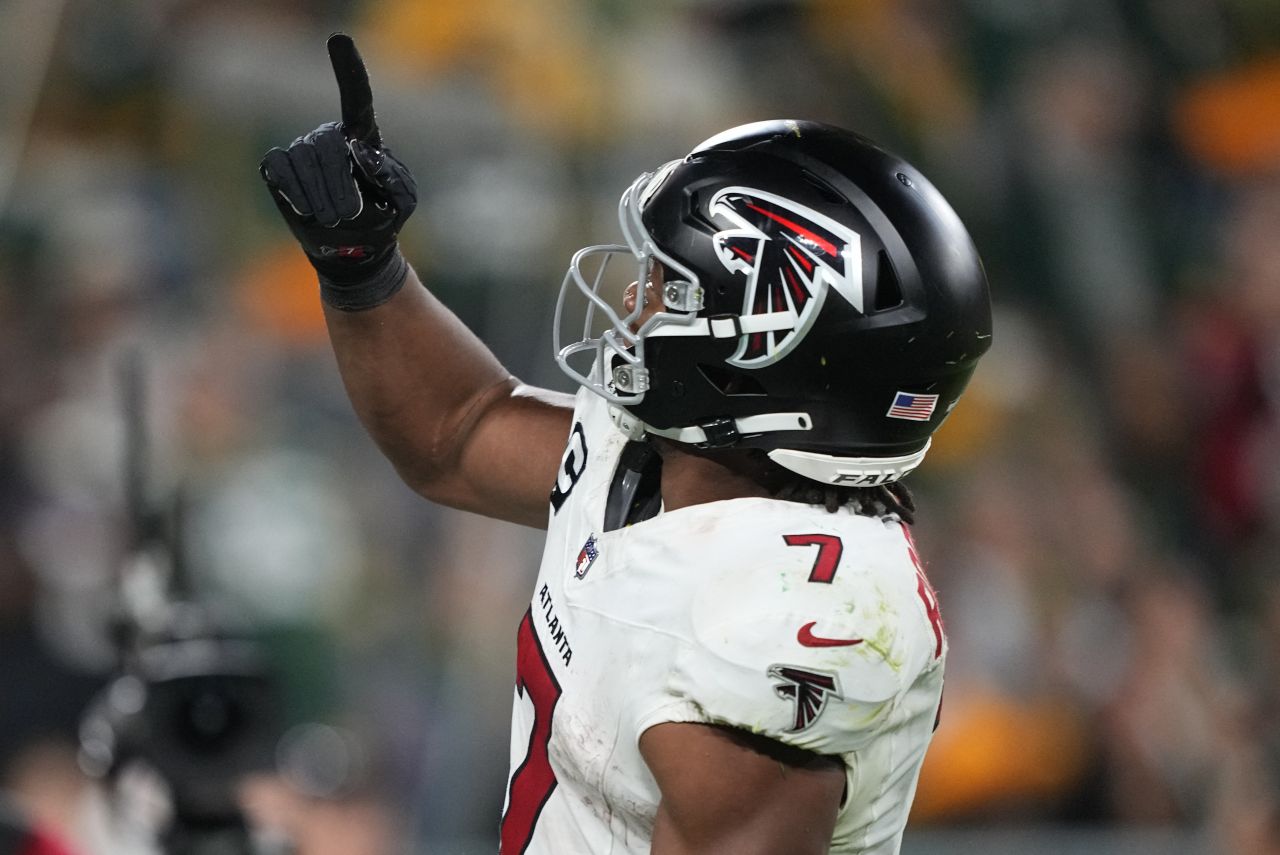 Bijan Robinson correndo contra o Green Bay Packers