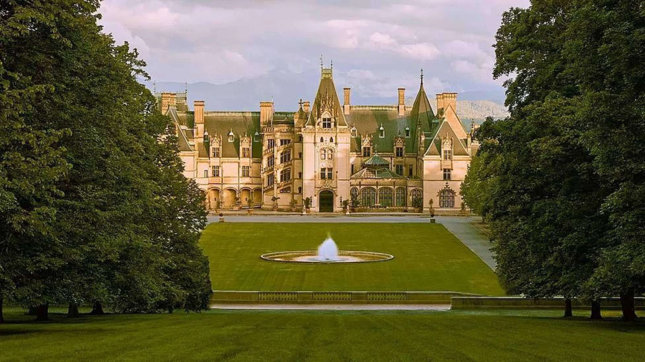 Fachada do Biltmore House com torreões e jardins