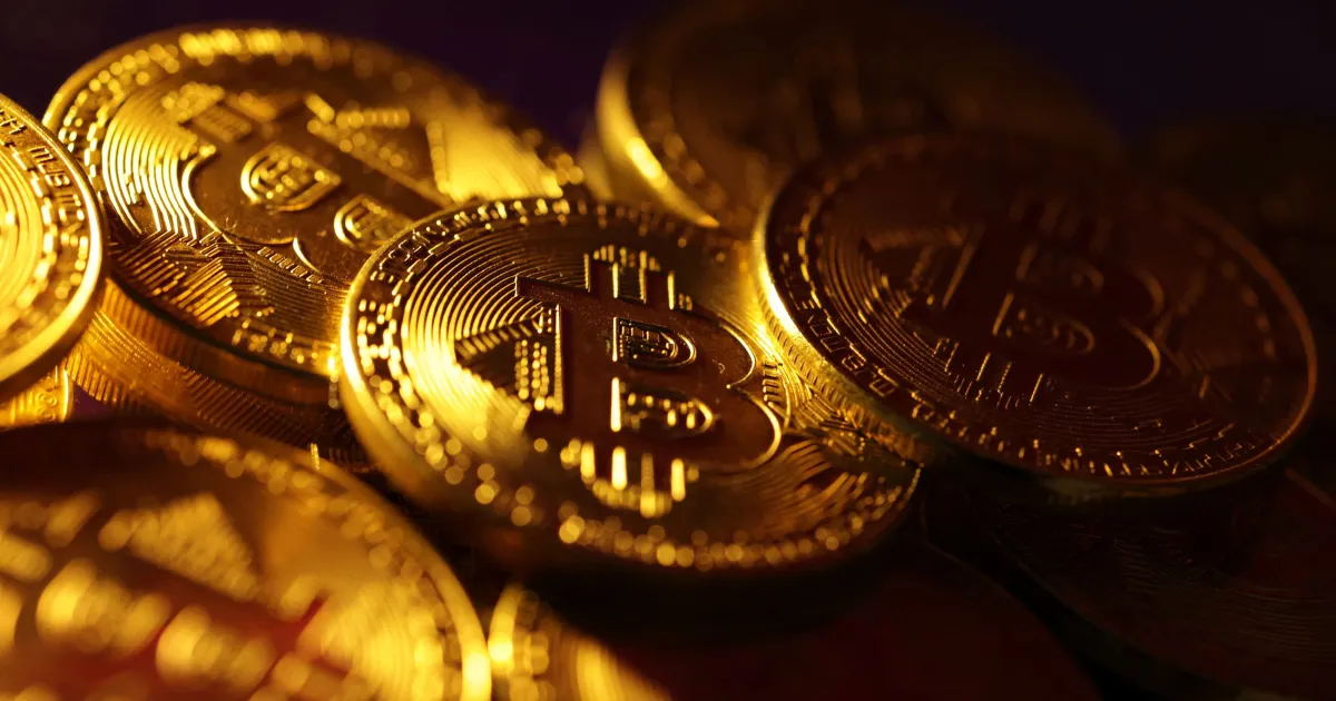 Gráfico de queda do preço do bitcoin em tela de computador