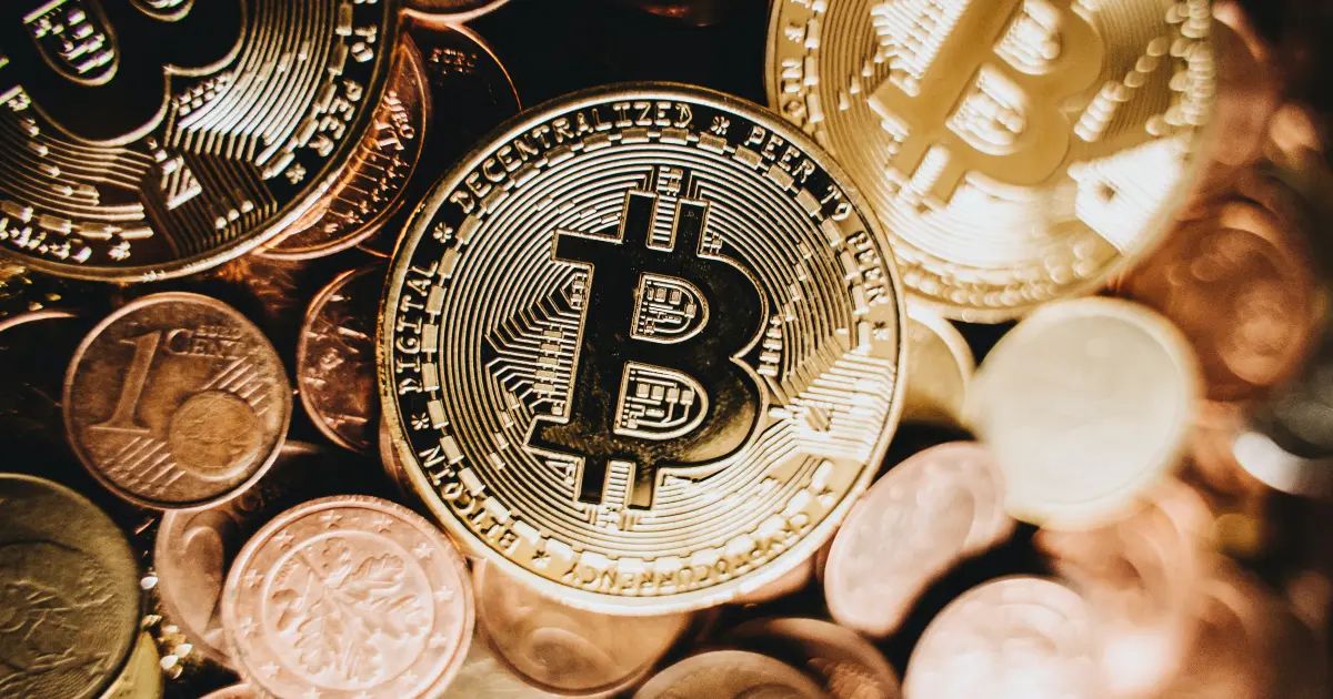 Gráfico com cotação do bitcoin e indicadores de mercado