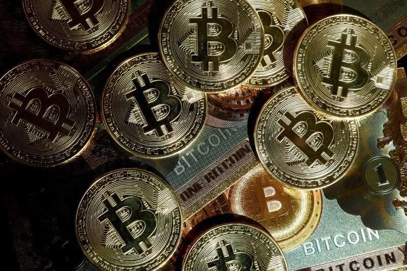 Gráfico com cotações do bitcoin e ethereum em tela de negociação