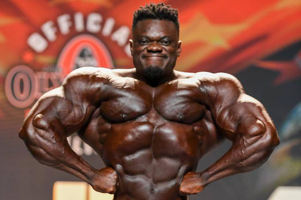 Blessing Awodibu em pose de competição