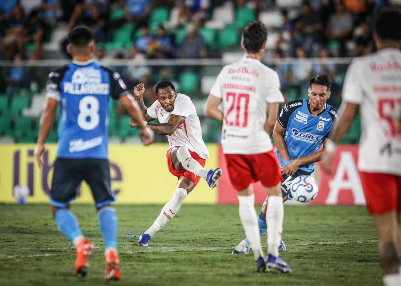 Fernando comemora gol pelo Bragantino