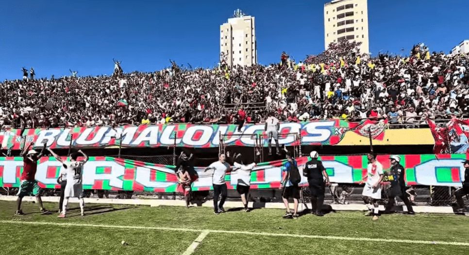 Jogadores do Blumenau comemorando o título da Especial de São Bernardo no Estádio 1º de Maio
