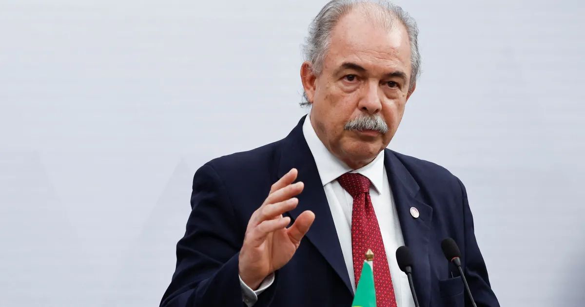 Aloizio Mercadante em cerimônia no Rio