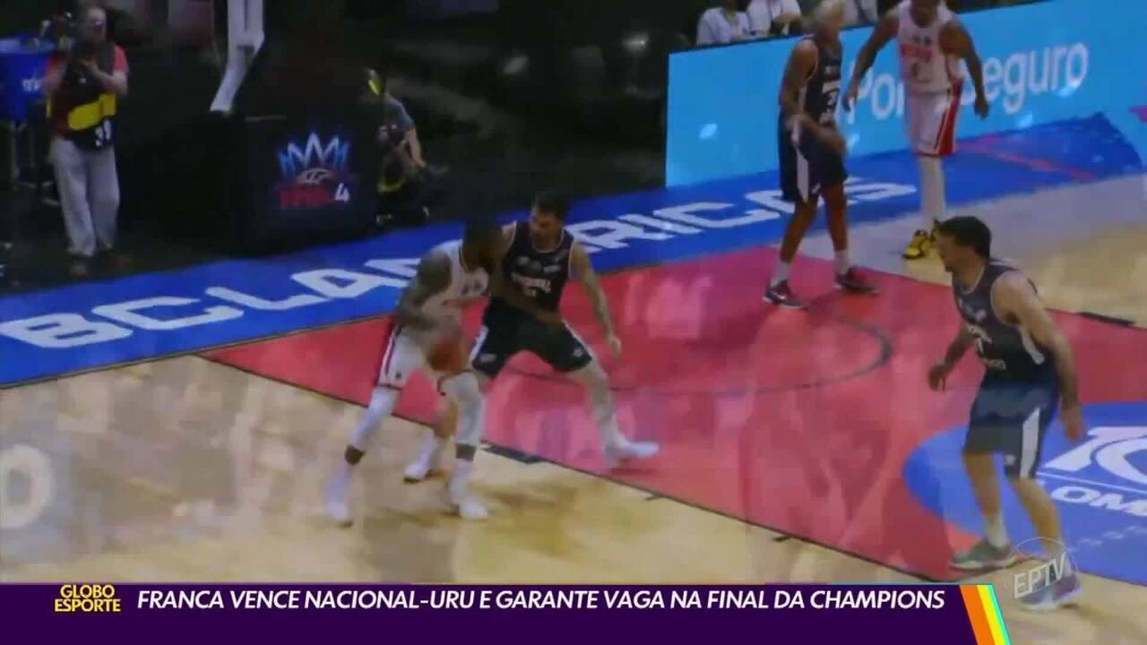 Jogadores do Boca Juniors comemorando título de basquete