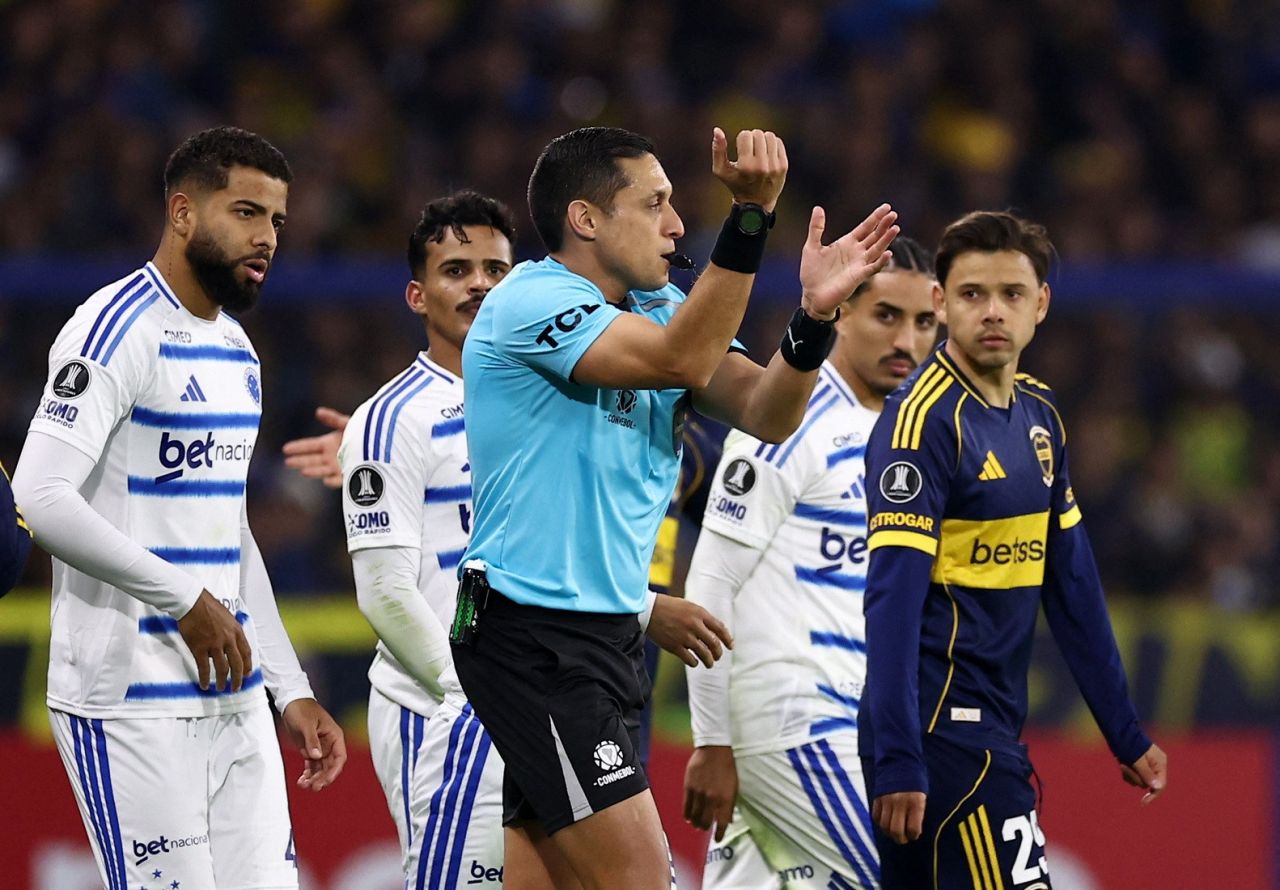 Árbitro Jesús Valenzuela consulta monitor do VAR durante Boca x Cruzeiro