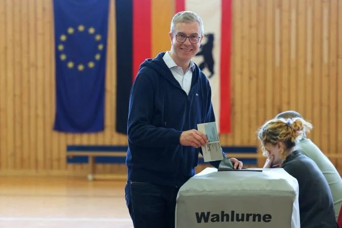 Bandeiras do partido AfD em manifestação eleitoral