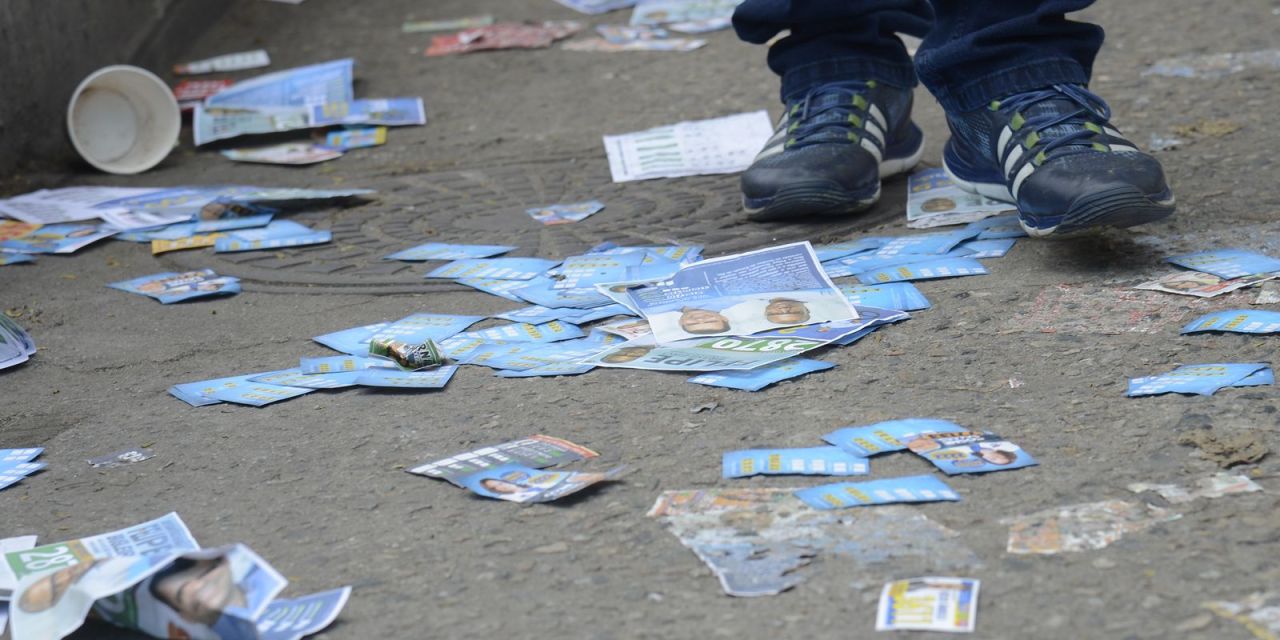 Eleitores em fila aguardando para votar