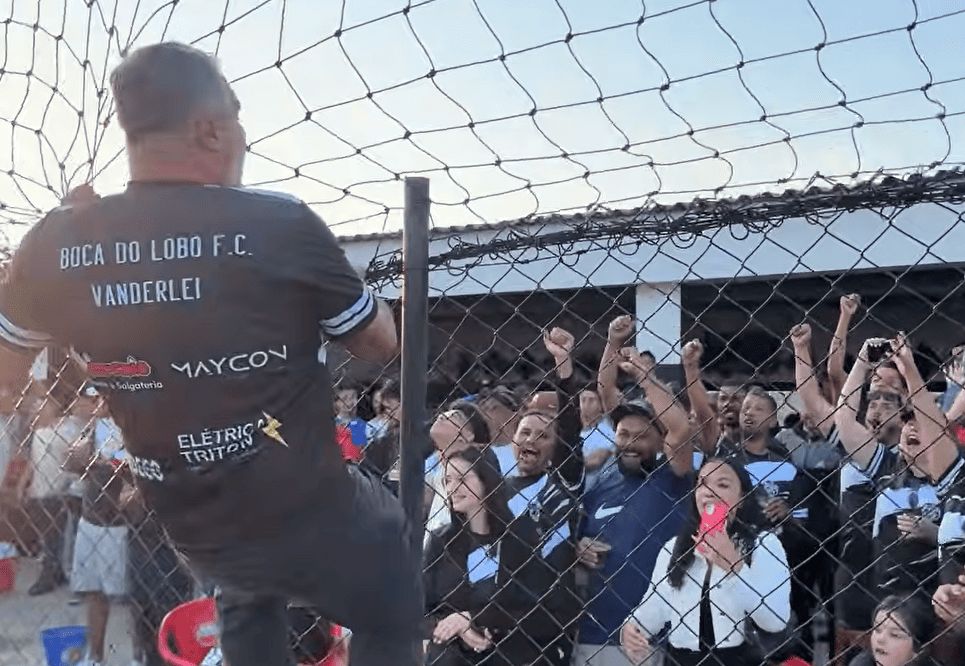 Jogadores do Boca do Lobo comemorando o título da Copa Botafogo em Suzano