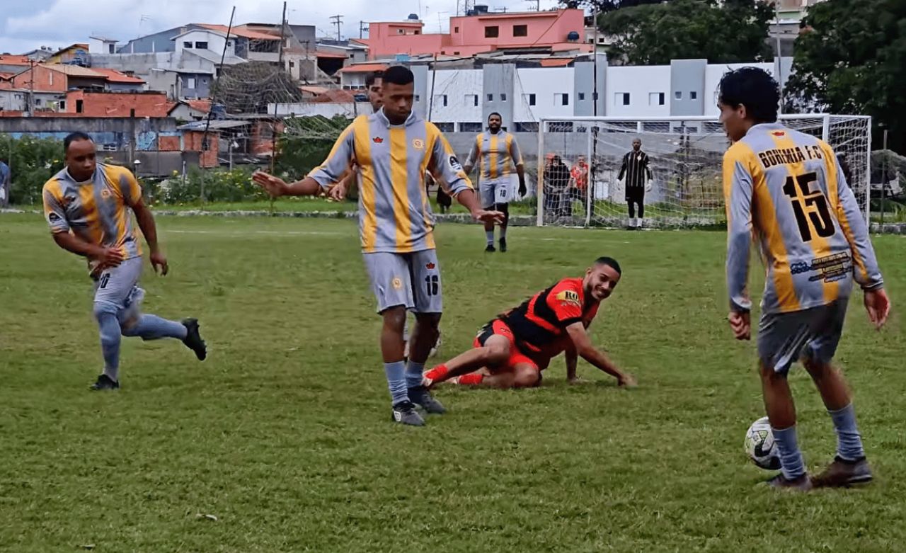 Jogadores do Bohemia comemorando o título da Copa Entre Amigos no Campo do Vila Júlia