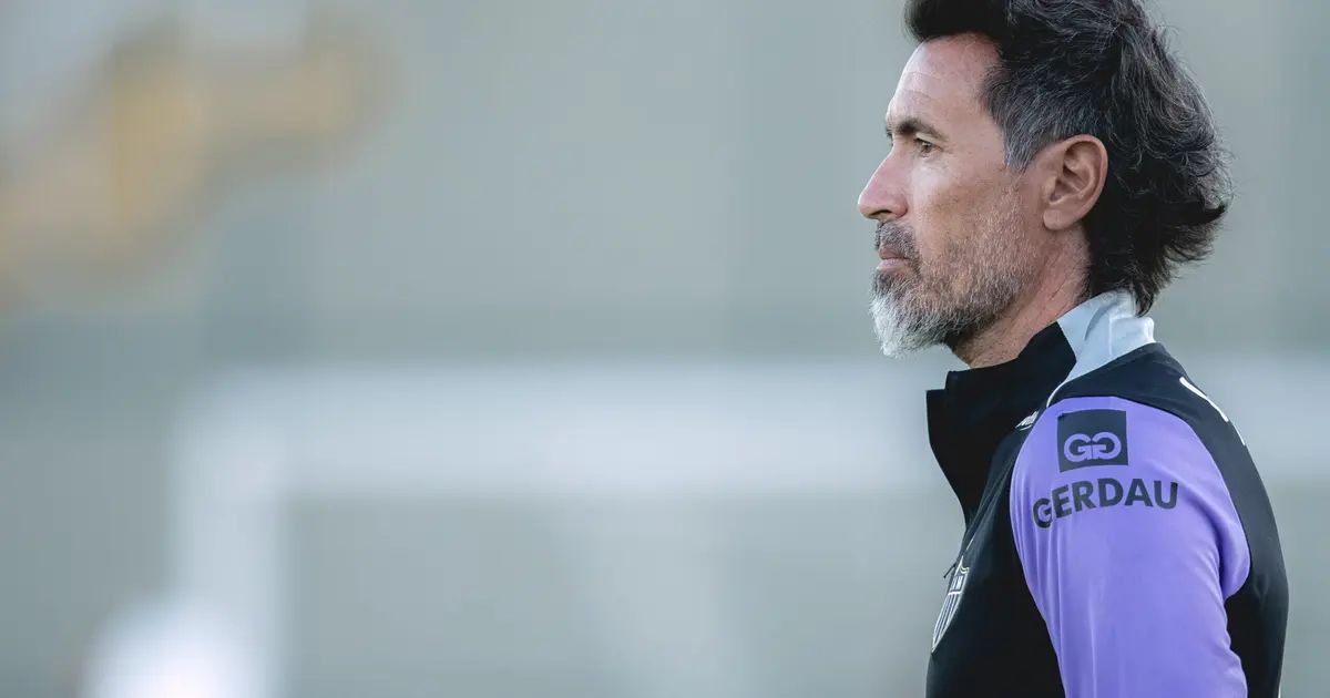 Jogadores do Atlético-MG disputam bola aérea
