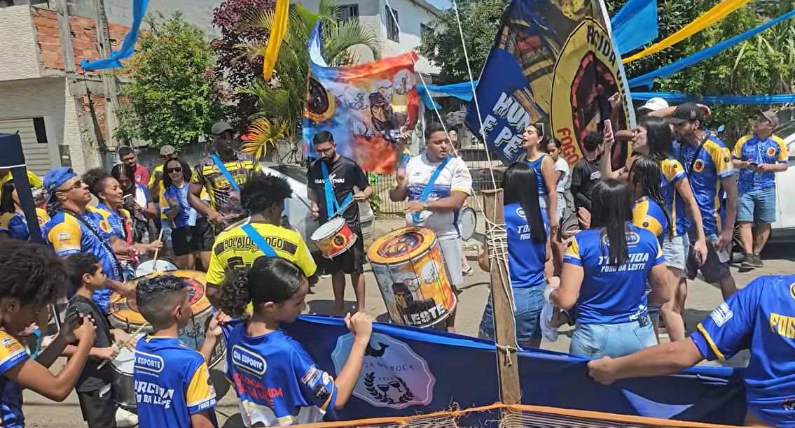 Jogadores do Bola de Fogo comemorando o título da Copa Arena Papelão