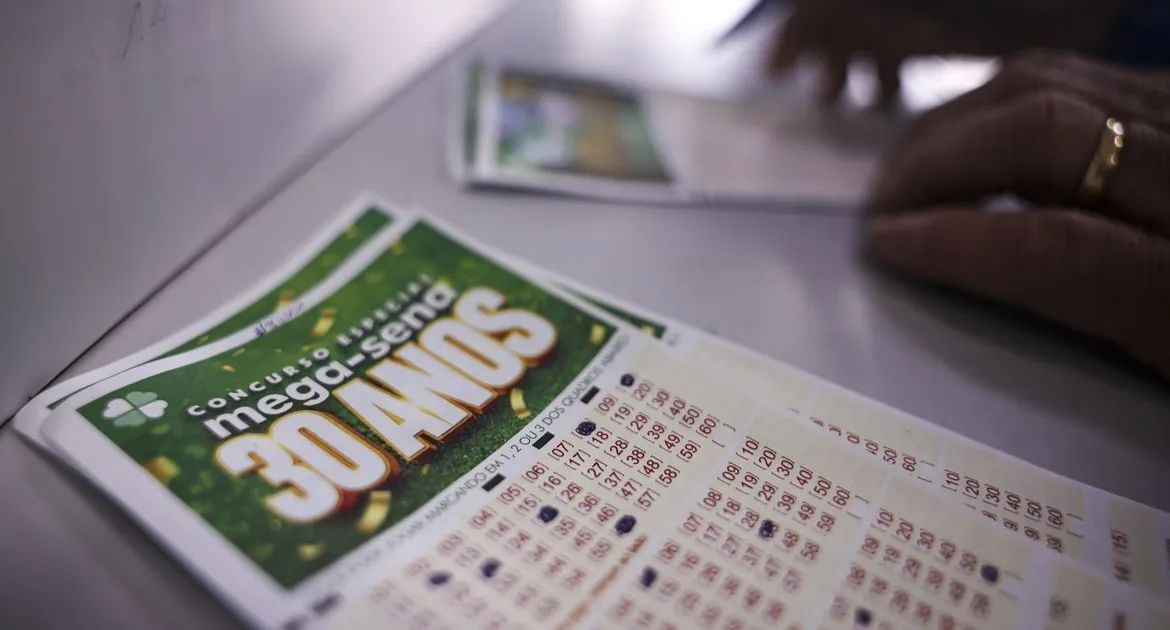 bilhetes e bolas da Mega-Sena