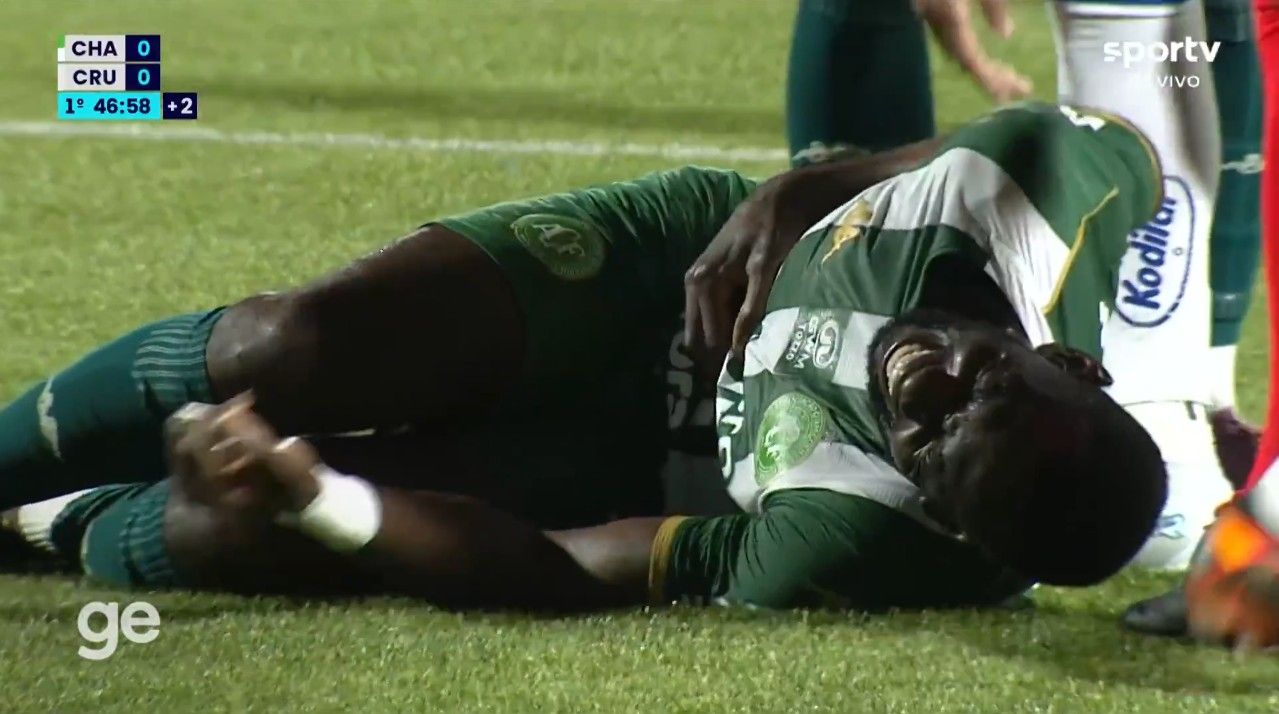 Bolasie lesionado após choque com jogador do Cruzeiro