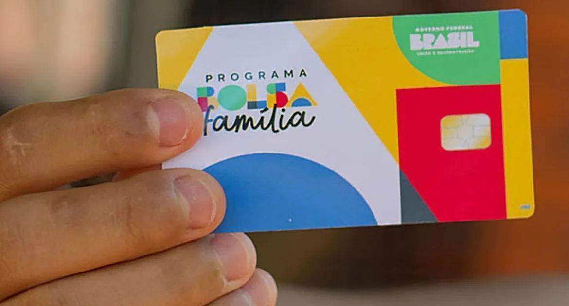 Cartão do Bolsa Família sobre mesa