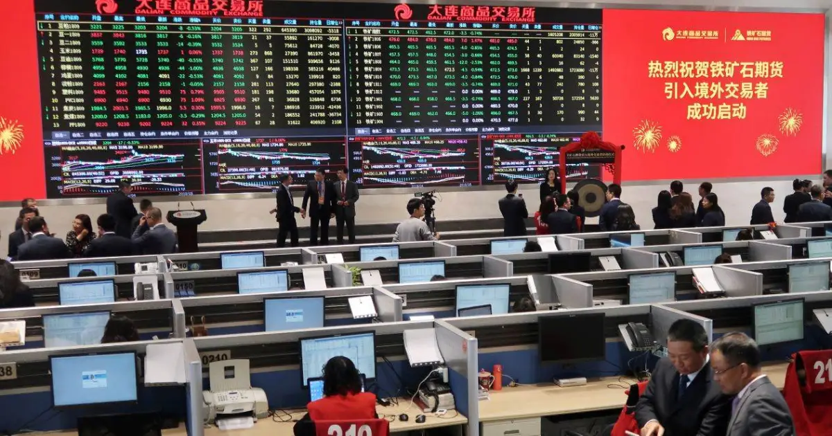 Painel eletrônico com cotações de bolsas asiáticas