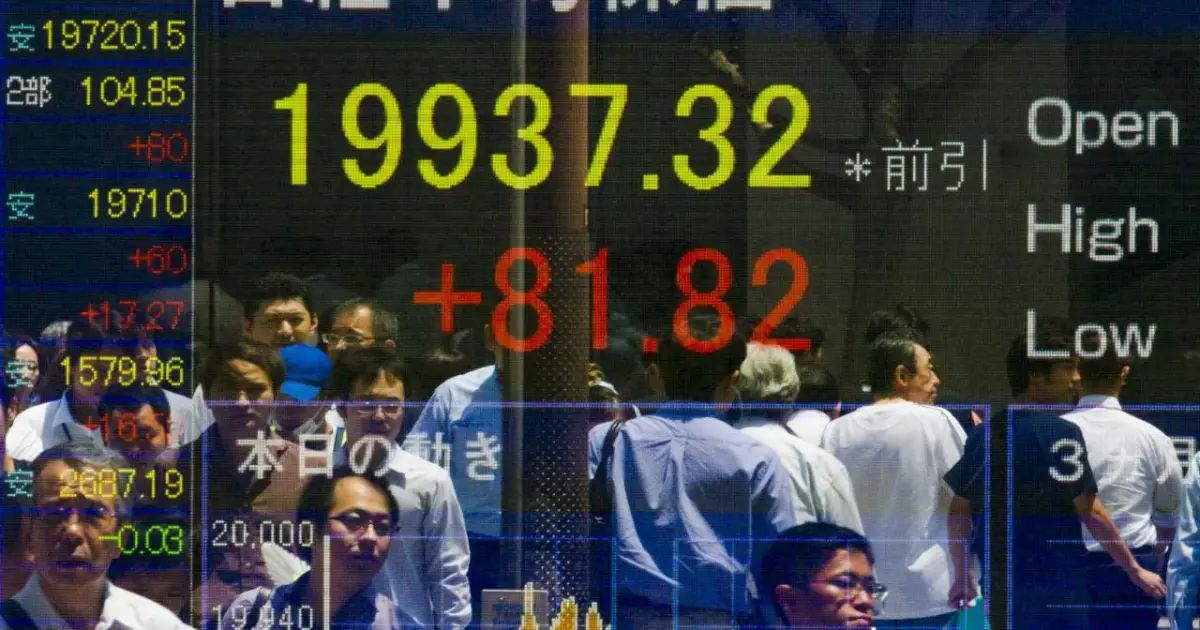 Painel eletrônico de cotações em bolsa asiática