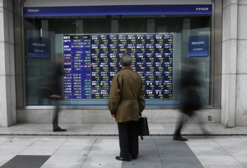 Painel eletrônico mostrando índices de bolsas asiáticas