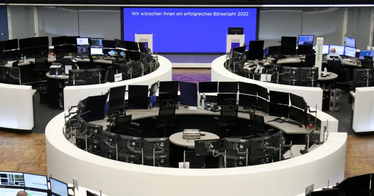 Operadores em bolsa com telas de cotações